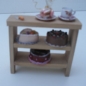 Liebevoll dekoriertes Kuchenregal für die Puppen- oder Weihnachtsbäckerei
