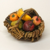 gefuellter Weidenkorb mit gemischtem Obst