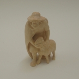 Hirte stehend mit Schaf