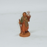 Hirtin mit Schaf in der Kiepe
