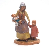 Mutter mit Mädchen und Baby wandert zur Krippe
