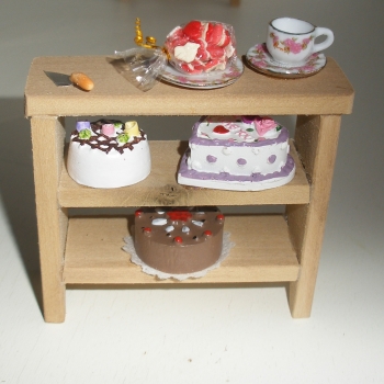 Liebevoll dekoriertes Kuchenregal für die Puppen- oder Weihnachtsbäckerei