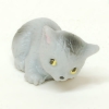 kleine Katze in grau aus Legno, liegend