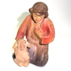 Kniender Hirte mit Schaf