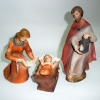 Familie in farbiger Bemalung,bestehend aus:Maria, Josef und Jesus in der Wiege